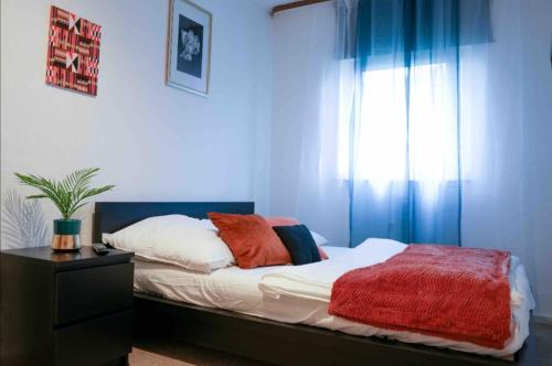 Schlafzimmer mit einem Bett mit blauen Vorhängen und einem Fenster in der Unterkunft Bequem Privatzimmer in einer Wohnung-Gladbeck in Gladbeck
