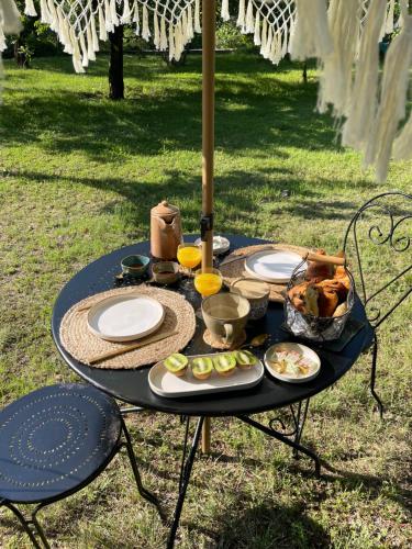 een picknicktafel met eten in het gras bij Domaine de Bonelli in Conqueyrac