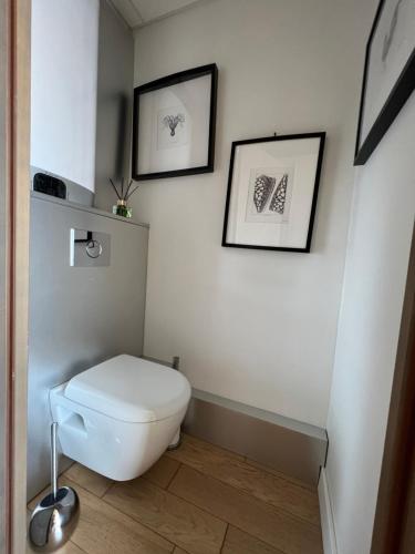 阿拉東的住宿－A la Nuitée, Grand studio design LE VINCI，一间带卫生间的浴室和墙上的两张照片