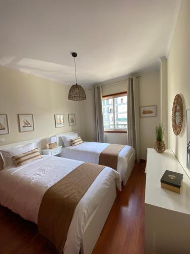 1 dormitorio con 2 camas y ventana en Sea View Apartment, en Funchal