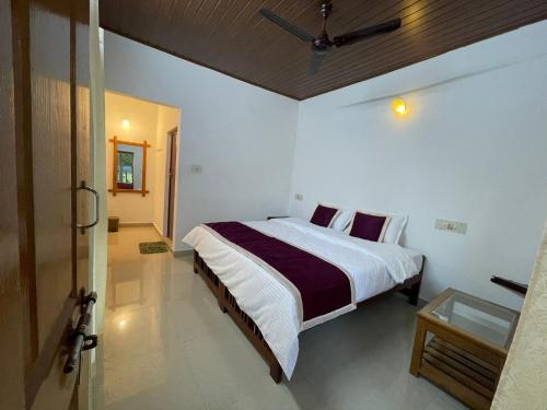 1 dormitorio con 1 cama grande en una habitación en Wild Valley Club, en Masinagudi
