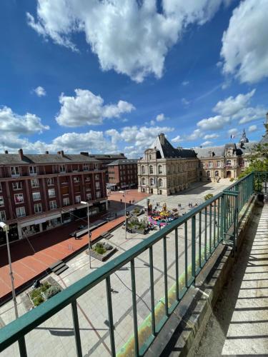 - une vue sur la ville depuis un pont dans l'établissement Hyper Centre, balcon, emplacement & vue incroyable, spacieux, à Amiens
