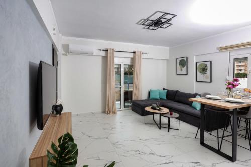 uma sala de estar com um sofá e uma mesa em Casa di Vila em Rethymno Town