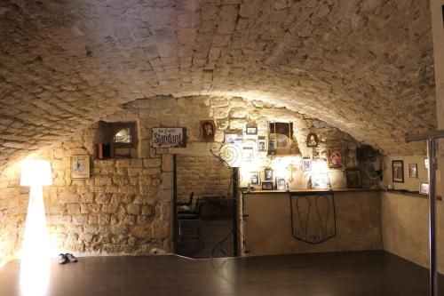 Habitación con una luz en una pared de piedra. en Grand Studio indépendant, en Pignan