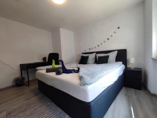 ein Schlafzimmer mit einem schwarz-weißen Bett in einem Zimmer in der Unterkunft FeWo Innenstadt mit Dachterasse, Grill, bis 8 Personen, 3 SZ in Cochem