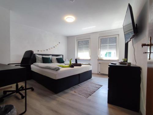 a bedroom with a bed and a desk at FeWo Innenstadt mit Dachterasse, Grill, bis 8 Personen, 3 SZ in Cochem
