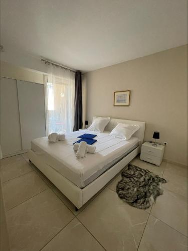 une chambre avec un grand lit avec des serviettes dessus dans l'établissement Villa Maupassant 06 Cannes, à Cannes