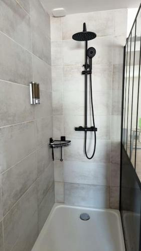 une salle de bain avec douche et baignoire dans l'établissement Le P'tit Indus , Duplex, à Lanester