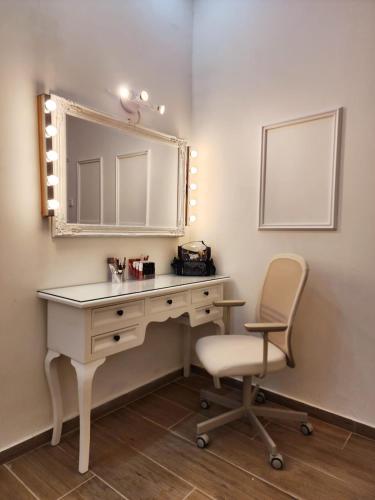 a dressing table with a chair and a mirror at לנפוש בצפת in Safed