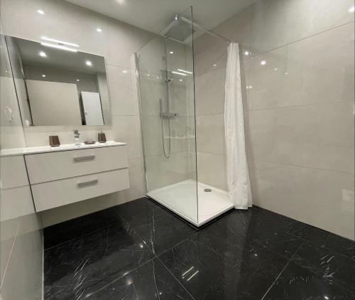 une salle de bain avec une douche en verre et un lavabo dans l'établissement Villa Maupassant 06 Cannes, à Cannes