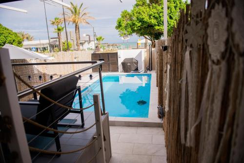 vistas a la piscina desde el balcón de una casa en Casa de Almano - Torremolinos direct on beach, en Torremolinos