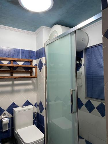 La salle de bains est pourvue de toilettes et d'une douche en verre. dans l'établissement Yuri Guest House, à Gjirokastër