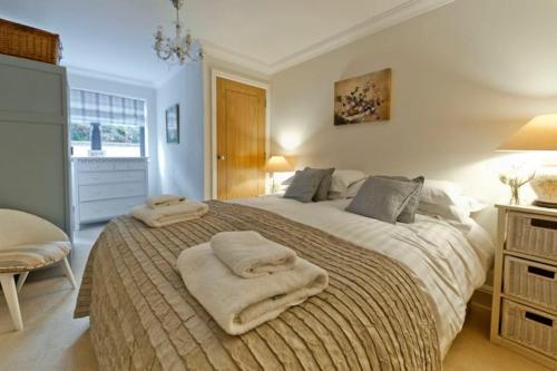 um quarto com uma cama grande e toalhas em Little Ships overlooking the Royal Harbour em Kent