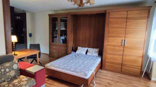 sypialnia z łóżkiem, biurkiem i krzesłem w obiekcie Leśny Apartament w mieście Białystok