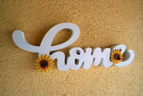 une coupe de bois du mot maman avec des fleurs dans l'établissement Casa vacanza Simona, à Salionze