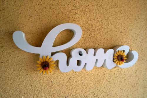 a wooden cut out of the word mom with flowers at Casa vacanza Simona in Salionze