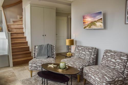 a living room with two chairs and a table at Meeresblick-List in List