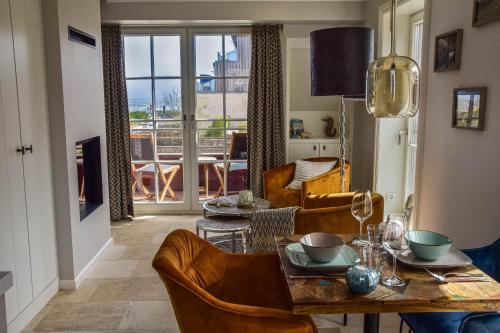 una sala da pranzo con tavolo e sedie con vista di Land in Sicht a List