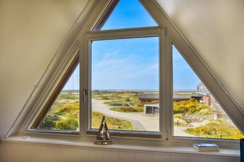 an attic window with a view of a road at Meeresblick-List in List