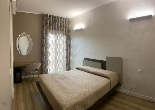 um quarto com uma cama grande e uma janela em LD Ianuzziello Residence em Scanzano Jonico