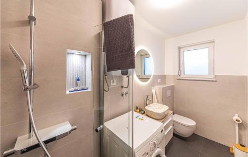 Ванная комната в Stunning Apartment In Kastel Novi With Wifi