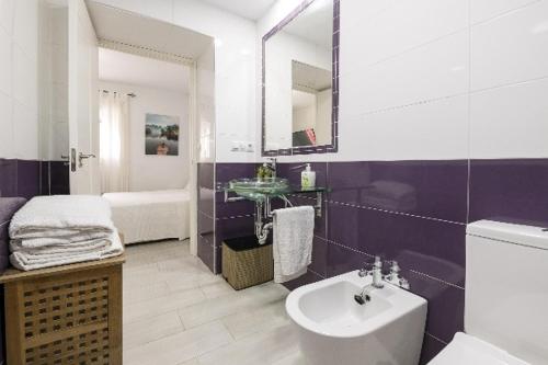 uma casa de banho com um lavatório, um WC e um espelho. em AMANECER BOUTIQUE HOME, BEACH, Village & RELAX em Chiclana de la Frontera