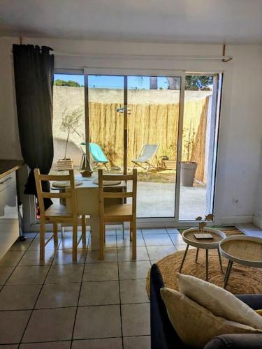 une salle à manger avec une table et des chaises dans une pièce dans l'établissement Sausset-les-pins, T2 bord de mer, à Sausset-les-Pins