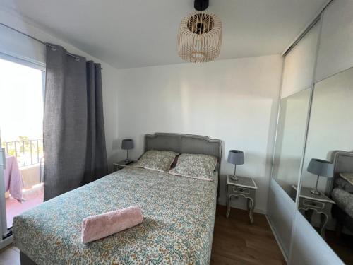 - une chambre avec un lit doté d'un oreiller rose dans l'établissement Bel appart rénové avec vue mer, à Bastia