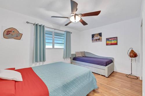 1 dormitorio con 2 camas y ventilador de techo en Pet Friendly Pool Home in Hollywood 8 min to Beach, en Hollywood