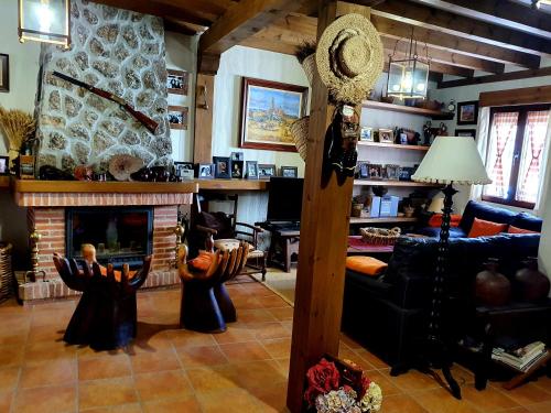 a living room with a couch and a fireplace at El lagar de Lolo in Hontanares de Eresma