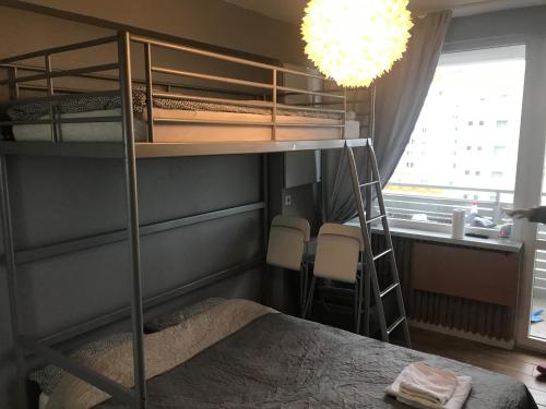 a bedroom with bunk beds and a chandelier at Meerblick Appartement Hochbett Küche Boxspringbett MM in Międzyzdroje