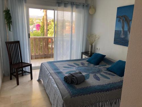 una camera con letto e vista su un balcone di Apartment RoSol Albir Playa a Albir