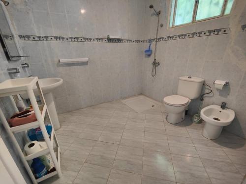 uma casa de banho com um WC e um lavatório em Maison de vacances avec vue sur mer proche Tanger em Alcácer-Ceguer