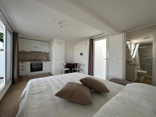 1 dormitorio con 1 cama grande y 2 almohadas en Villa Matilde, en Marina di Ragusa