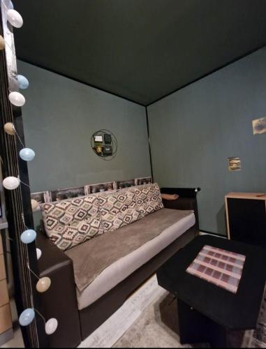 a small room with a couch and a table at Apartament Central Traian Moșoiu , Parcare proprie in Cluj-Napoca