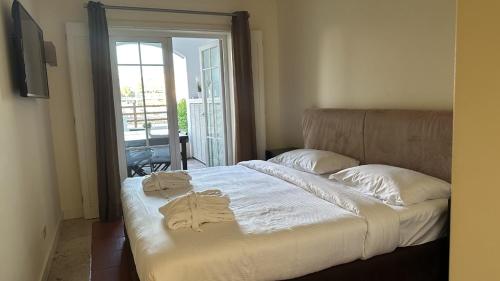ein Schlafzimmer mit einem Bett mit Handtüchern darauf in der Unterkunft Vilamoura Marina Lake in Vilamoura
