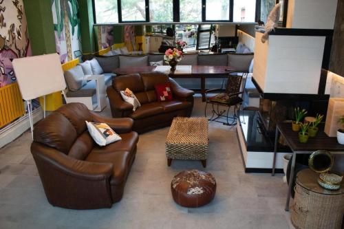 ein Wohnzimmer mit Ledermöbeln und einem Tisch in der Unterkunft WILITTON BOSPHORUS HOUSE in Istanbul