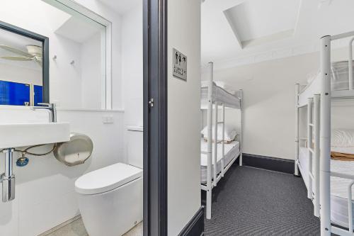 Un baño de London Plane Backpackers