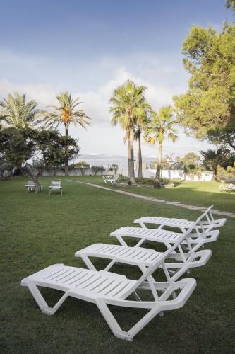 Un jardín fuera de Hotel Abrat