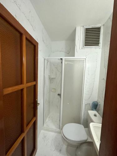 y baño con ducha, aseo y lavamanos. en Koz Eren Otel Çeşme, en Cesme