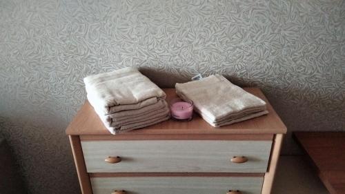 una mesa con toallas encima de un tocador en Однокімнатна квартира Olympya біля парку Героїв Майдану, en Lutsk