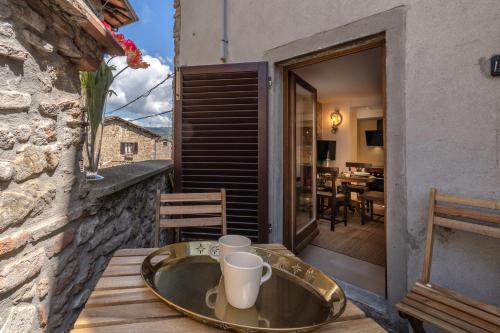 Romantic apartment with terrace في Nievole: طاولة عليها كوبين على شرفة