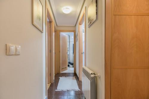 an empty hallway with a hallwayngthngthngthngthngthngthngthngthngthngth at Apartamento Santiago Lopez -Wifi-plaza de Garaje in Pravia
