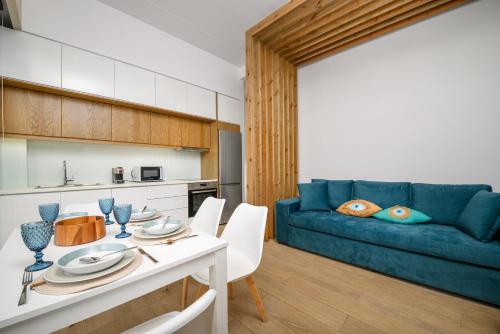 Η κουζίνα ή μικρή κουζίνα στο Hyacinthus Executive Suite 5 Min to BEACH