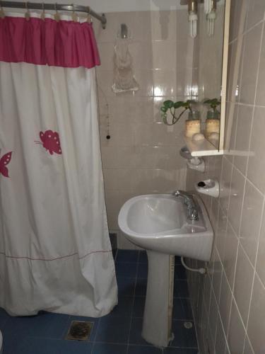 baño con lavabo y cortina de ducha en Oliva Petit Swite en La Rioja