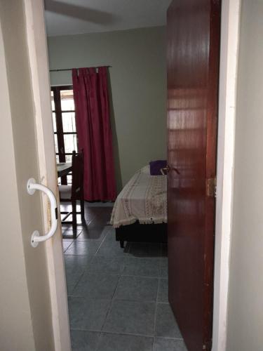 Habitación con dormitorio con cama y puerta en Oliva Petit Swite en La Rioja
