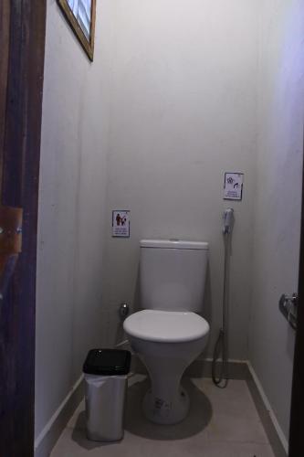 a bathroom with a toilet and a trash can at Pousada Luz dos Olhos in Alexânia