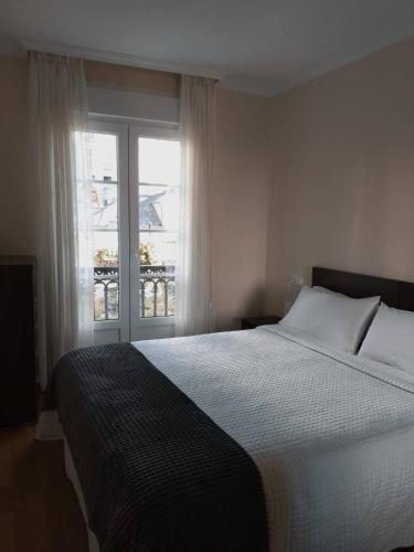una camera da letto con un letto grande e una finestra di Ribadeo Centro a Ribadeo