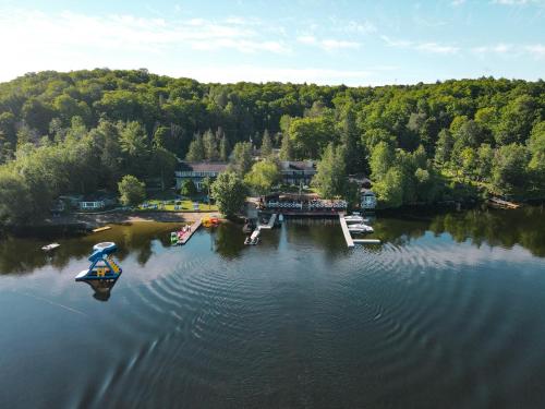 una vista aérea de un complejo en un lago en Bonnie View Inn, en Haliburton