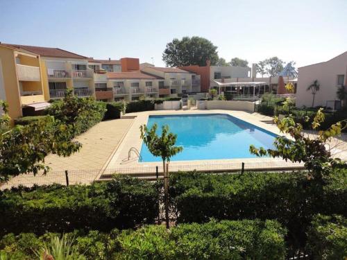 une grande piscine au milieu d'un bâtiment dans l'établissement T3 rez de jardin résidence Capao plage richelieu, au Cap d'Agde